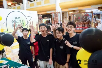 青年男子在一场活动中为拍照而站立。