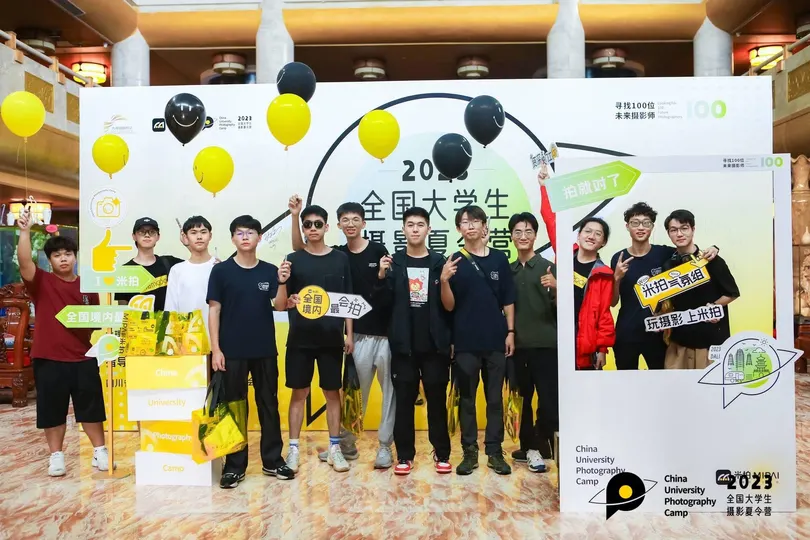 一个男人在拍照时 他的团队里有其他男性。