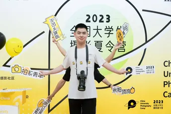 一个举着奖杯的男子 手里拿着一个奖杯。