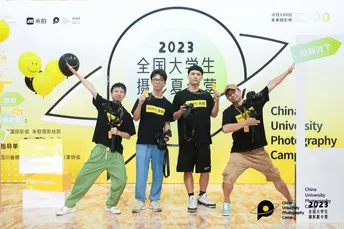 年轻男子和男孩在一场活动中为拍照而摆姿势