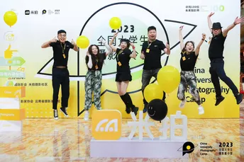 舞台上表演者手拿黄色气球跳舞的图片