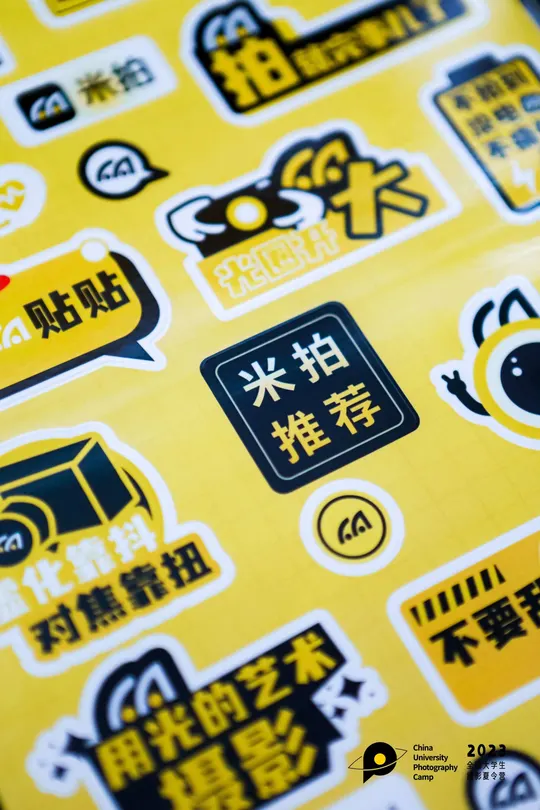 一些贴在公交车门上的贴纸