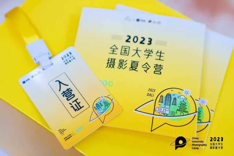 黄色信封上有标签