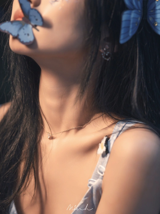 一位戴蓝色蝴蝶结的年轻女子 头戴鲜花