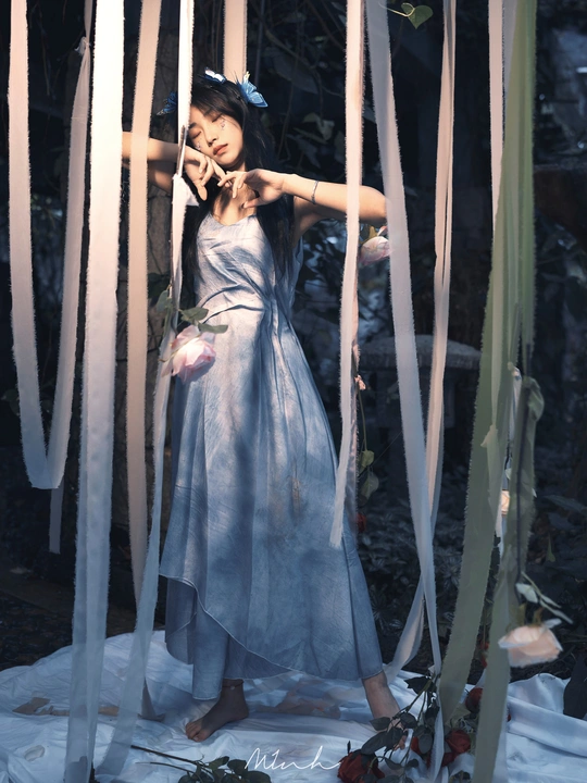 一位穿着蓝色连衣裙的女性站在展示前