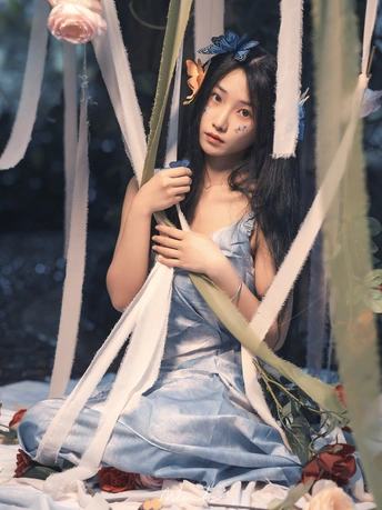 一位穿着蓝色连衣裙 头戴花的女青年