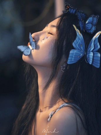 一位美丽的年轻女子 她的头发上有蓝色的蝴蝶。