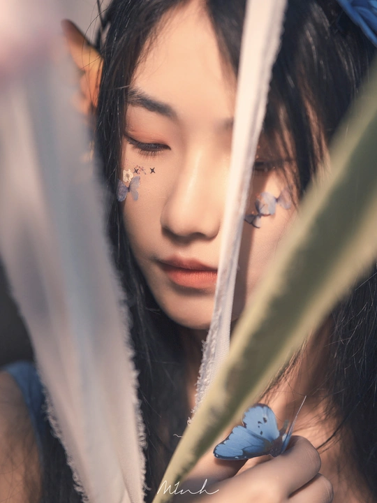 一位有蓝眼睛的女孩拿着一个带有蝴蝶的植物