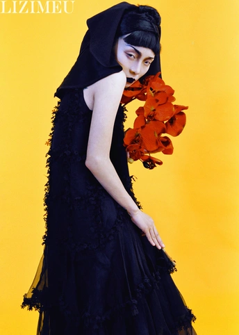穿黑色连衣裙上有黄色背景的花朵的女人