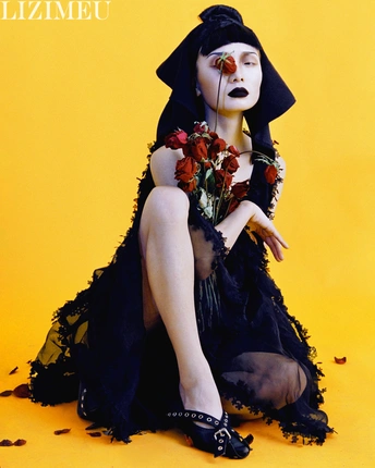 戴黑色服装和面罩的女人 脸上带着花