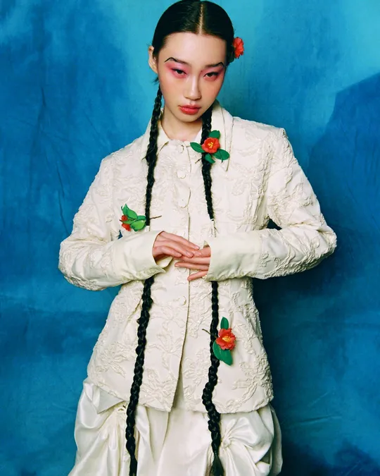 一位长着长辮子的年轻女子穿着傳統服裝