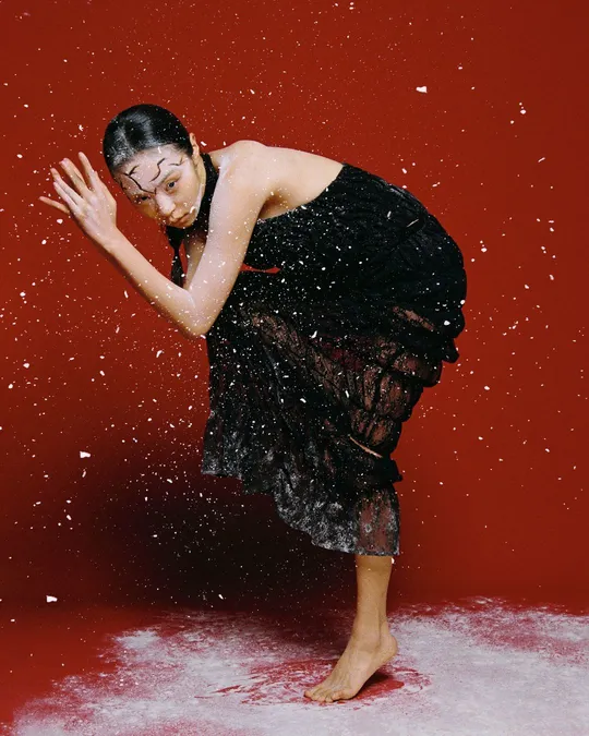 一位穿红裙子的女人在雪中跳舞