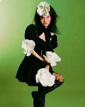 穿黑色连衣裙 头上有白色玫瑰花的女孩子