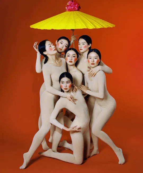 一群舞者在他们身上有伞