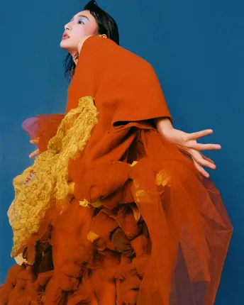 穿红裙子的模特 背景是蓝色的