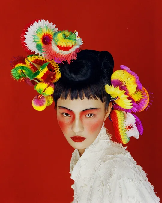 一位穿着传统服装 头戴彩色花朵的女性肖像