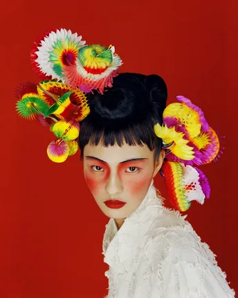 一位穿着传统服装 头戴彩色花朵的女性肖像