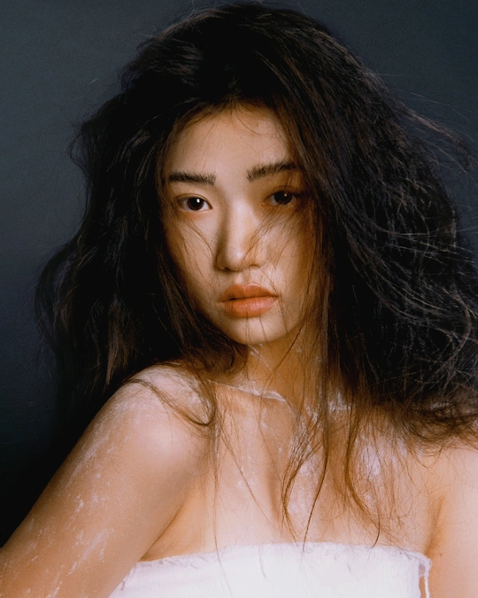 一位湿发白衣少女肖像