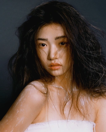 一位湿发白衣少女肖像