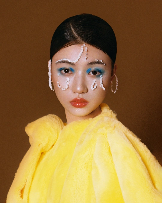 一位涂着黄色妆容的女士