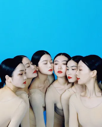 一组舞者在一条线上站立