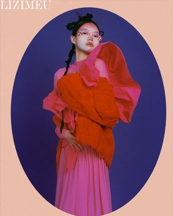 一位穿着红色连衣裙的年轻女子 背景为粉色。