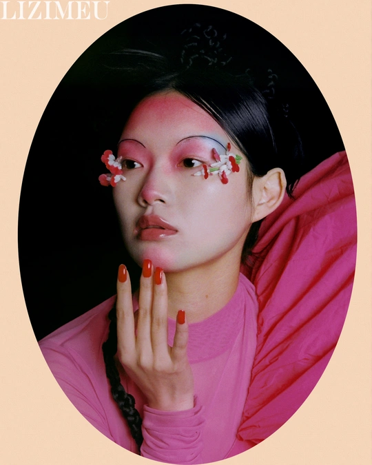 一个涂着粉红色妆容的年轻女子 将手放在额头