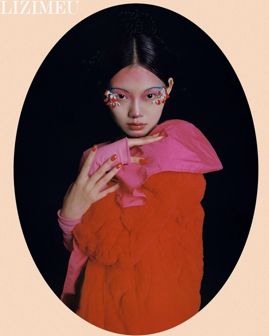 一位穿着橙色连衣裙的年轻女子化着妆 摆出姿势