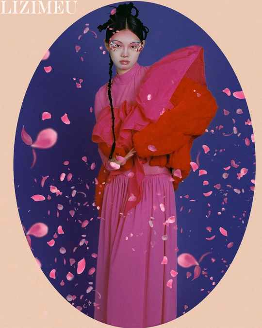 一张女孩穿粉色裙子拿着红色雨伞的照片