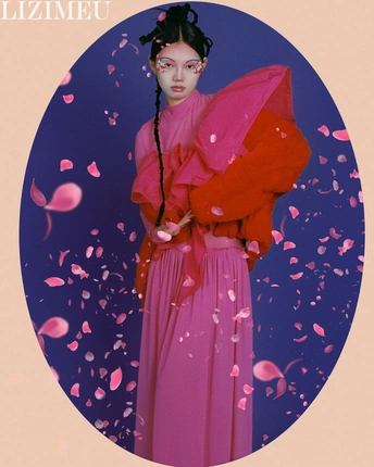 一张女孩穿粉色裙子拿着红色雨伞的照片