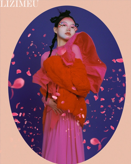 一个穿着红裙子的女人周围飘着纸屑