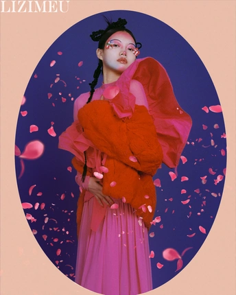 一个穿着红裙子的女人周围飘着纸屑