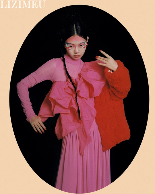 一位穿着红色连衣裙的女士在一个圆形区域。