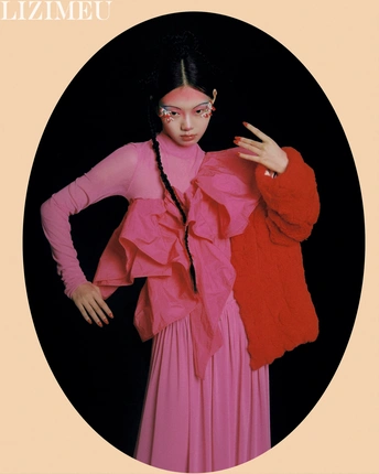 一位穿着红色连衣裙的女士在一个圆形区域。