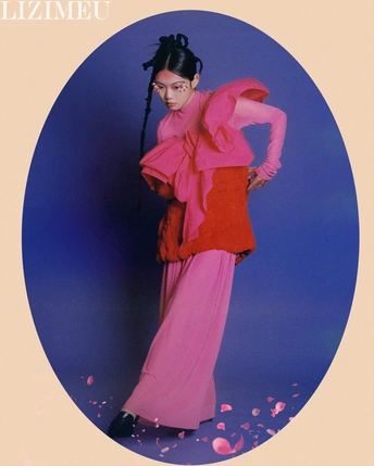 一位穿着粉红色连衣裙 带着红色雨伞的女人