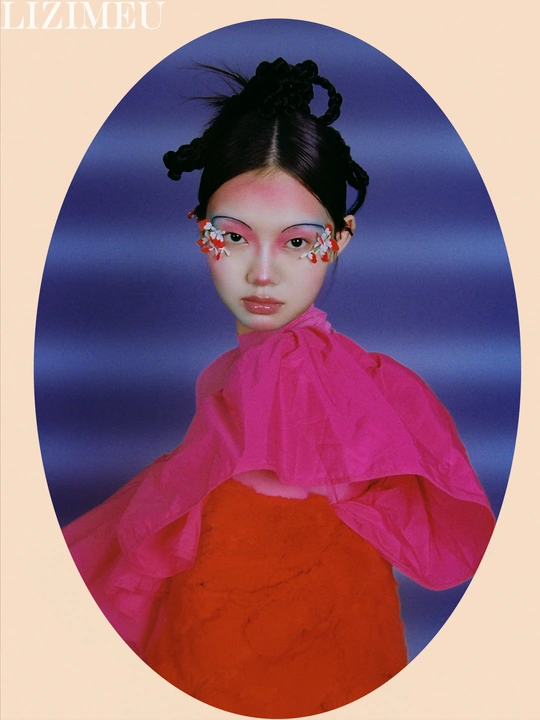 一位红发年轻女子穿着粉色裙子