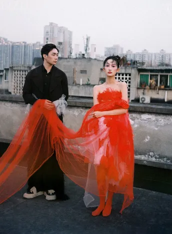 一位穿着红 gowns 的男女在屋顶上摆姿势