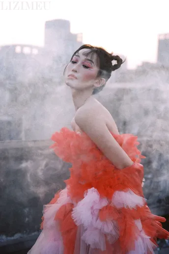 一位穿红裙子的女士在喷泉前