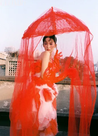 一位穿着红色连衣裙并拿着雨伞的女人