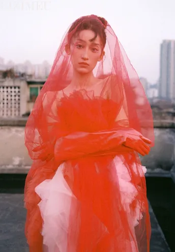 一位穿着红袍和面纱的模特