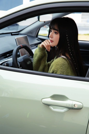 一位年轻女子开车打电话