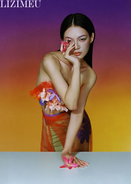 一位女性在为一款美容产品做广告