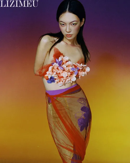 一位穿着纱笼裙的女士 身上有花纹。