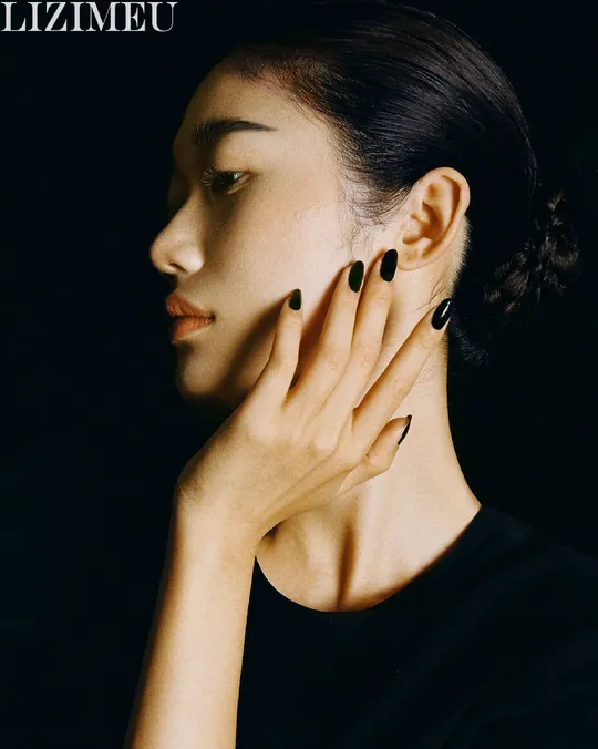 一位女士对她耳边的手