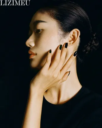 一位女士对她耳边的手