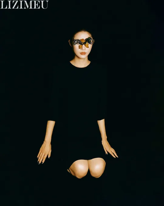 穿黑色连衣裙的女孩的人形模型