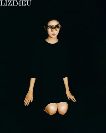 穿黑色连衣裙的女孩的人形模型