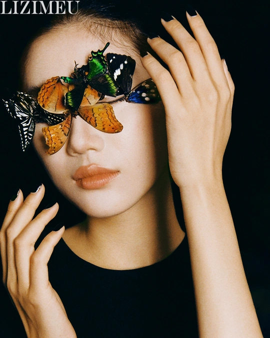 一个戴太阳镜的美女 脸上有一个蝴蝶 双手捂住眼睛