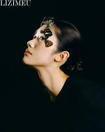 一位涂了妆容的女人