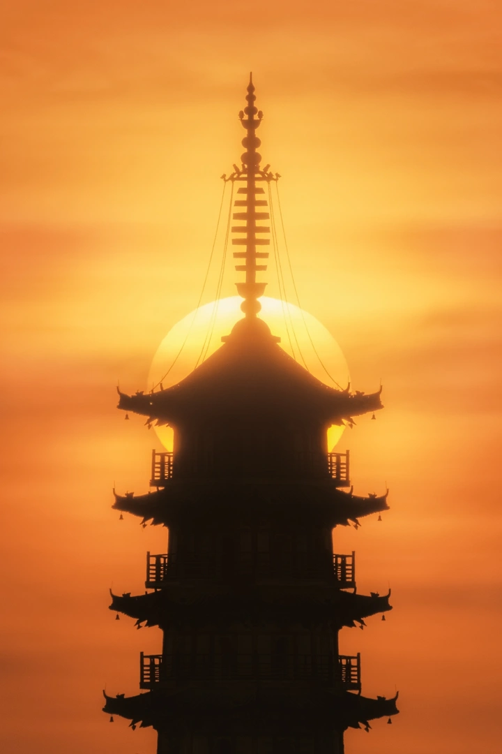 日落龙峰塔